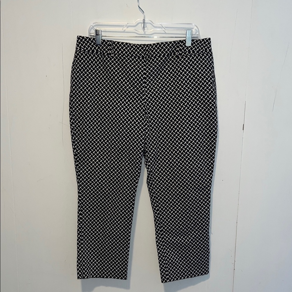 New York & Company Black and White Geometric Capris P